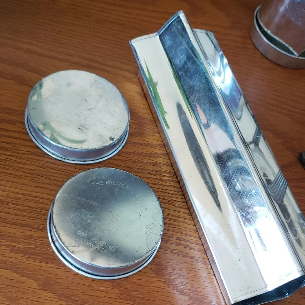 Pampered Chef- Set of 4 Silver Metal Baking Molds